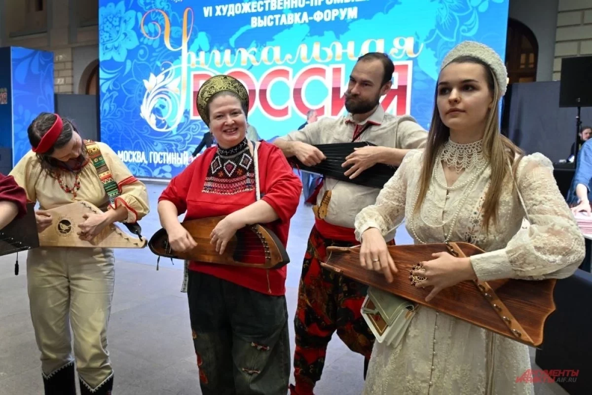 Read more about the article Традиция спасена. Гусляры России добились признания их инструмента народным