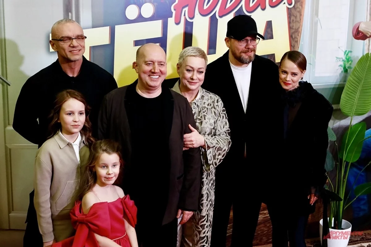 Read more about the article Харламов, Аронова, Бурунов. Кто пришел на премьеру комедии «Новая теща»