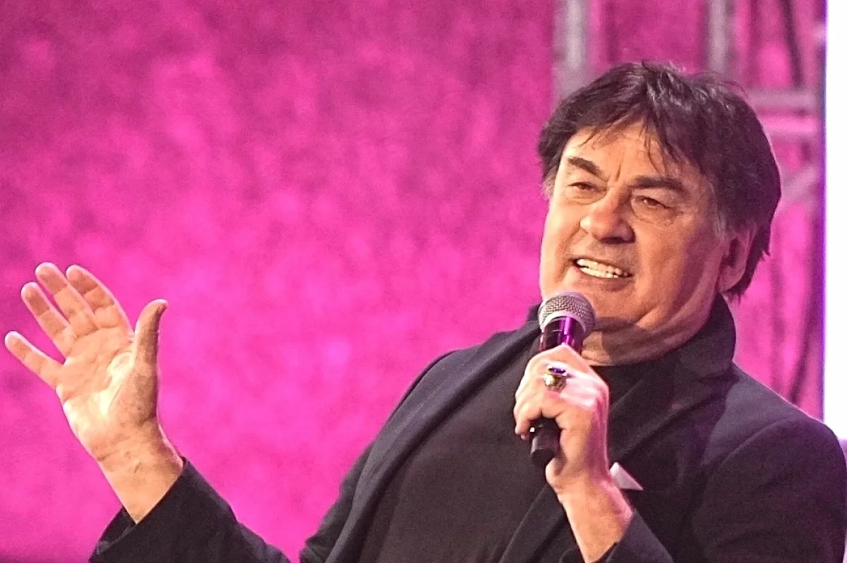 Read more about the article С девушками, но без Крутого. Как Александр Серов отмечает своё 75-летие