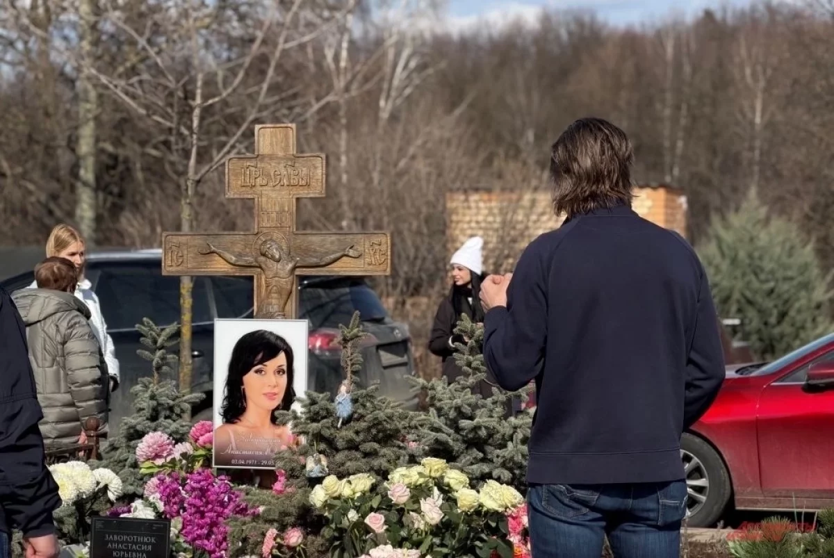Read more about the article Тихо вытирал слезы. Чернышев с дочкой навестил могилу Заворотнюк