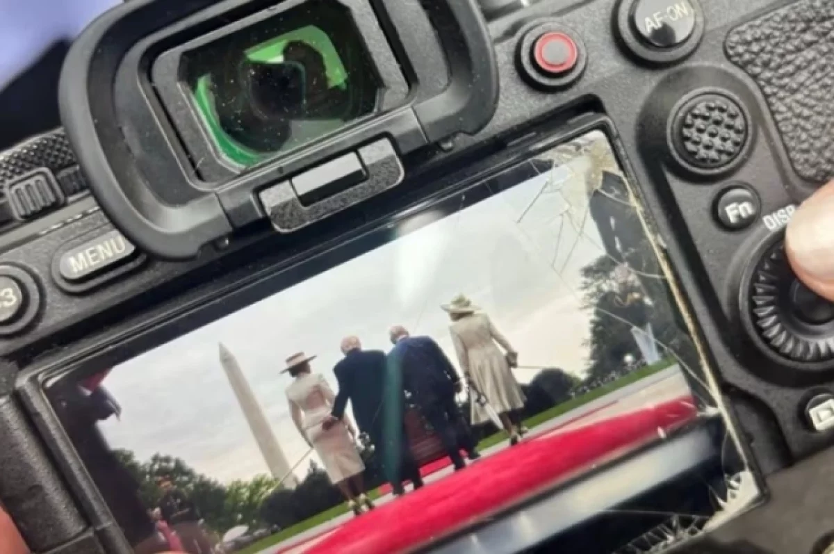 Read more about the article Появилось фото интимного жеста Трампа к Мелании при короле Британии Карле